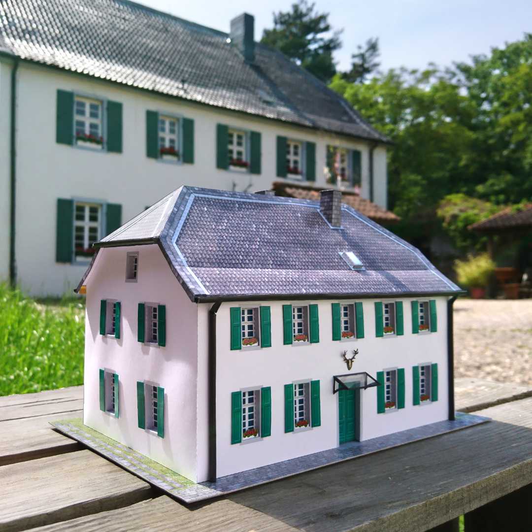 Das Forsthaus Steinhaus in Bergisch Gladbach als Papiermodell im Maßstab 1:87.